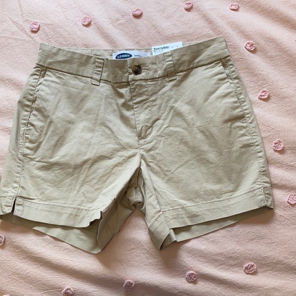 Old Navy khaki 5in everyday short - Picture 1 of 2